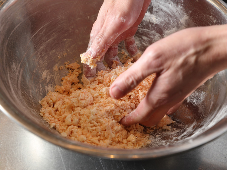 生地を下からすくうイメージ