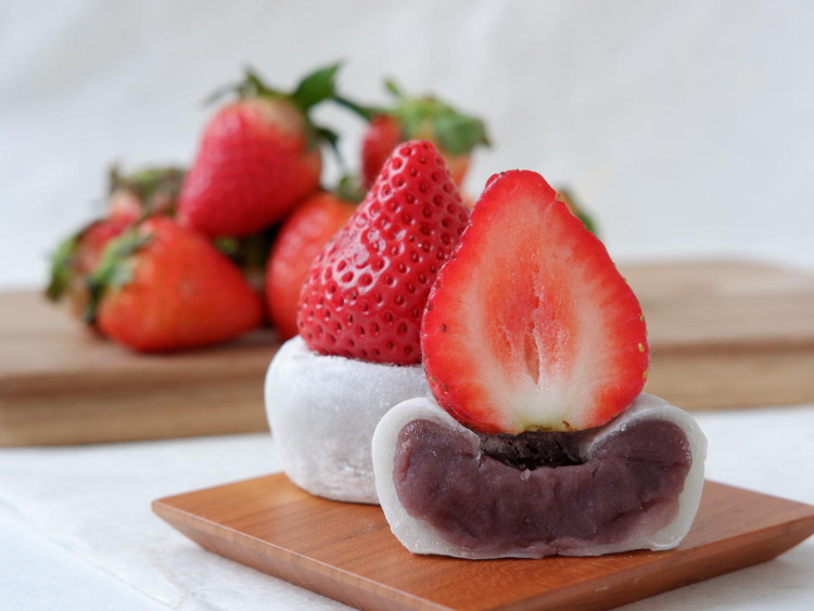 <旬果瞬菓 共楽堂>大いちご大福 こしあん、いちごあん