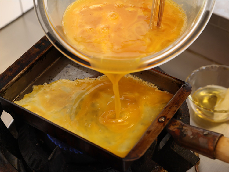 1回目の卵液を注ぐところ