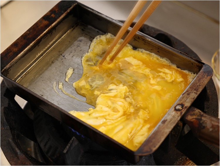 1回目の卵液を混ぜるところ