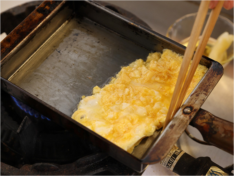 隙間に箸を入れるところ