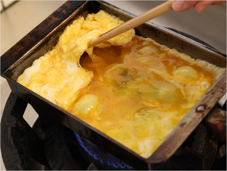 真ん中の隙間に卵液をいきわたらせるところ