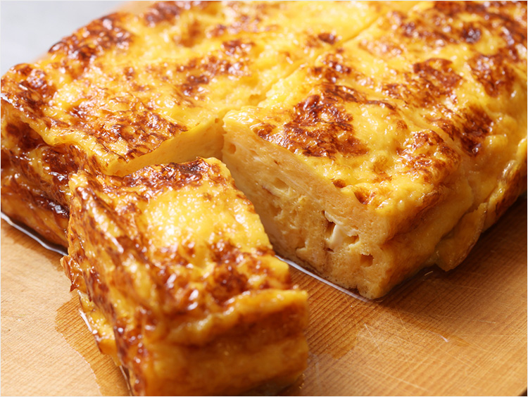切り分けた玉子焼きのイメージ