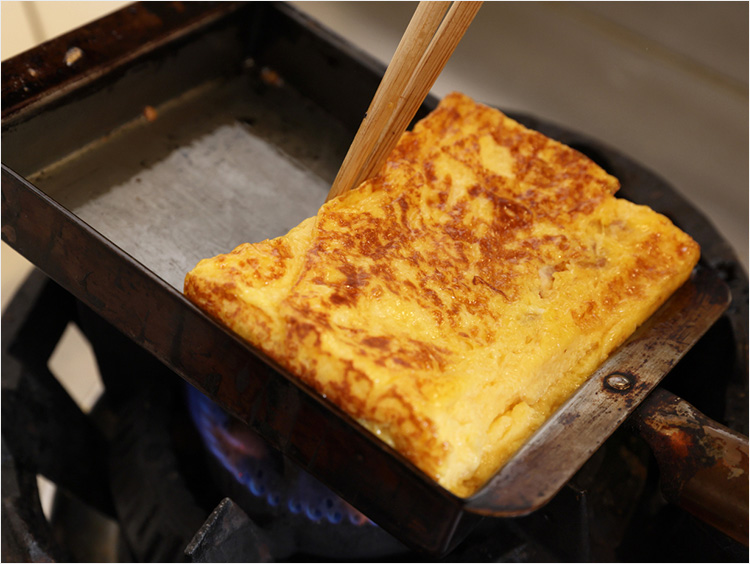 手前に押し当てて焼き色をつけるところ