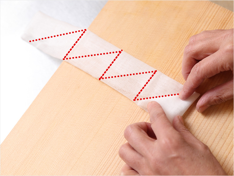 ガーゼの角を三角に折るイメージ