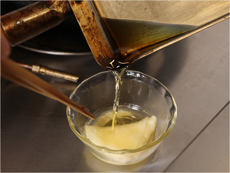 油を移すイメージ