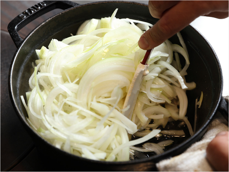 玉ねぎを炒めるイメージ