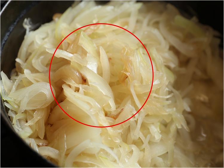 焼き色のついた玉ねぎが混ざるイメージ