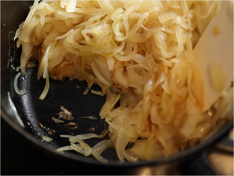 鍋底をこそげながら炒めるイメージ