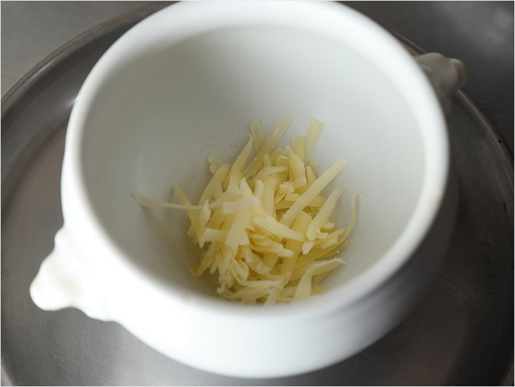 器にチーズを入れるイメージ