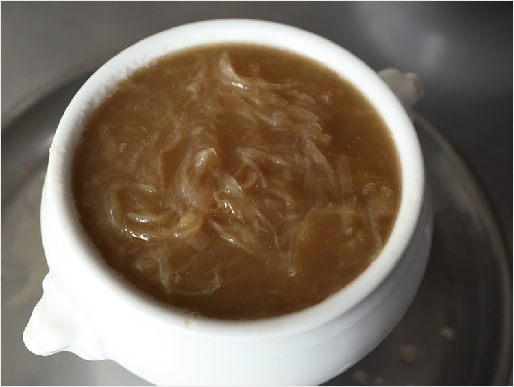 スープを注いだイメージ