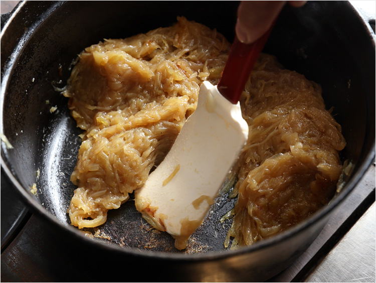 鍋底をこそげるイメージ