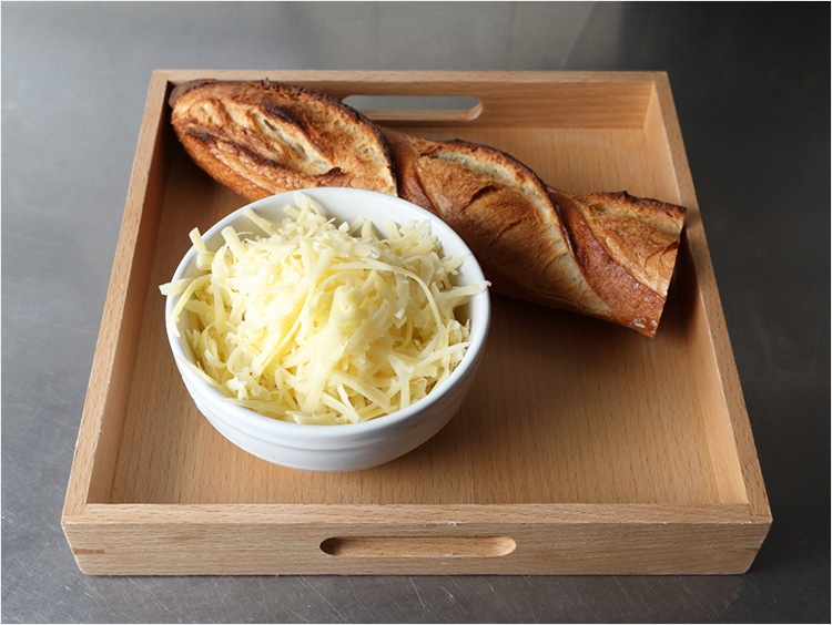 スープの材料（パンとチーズ）