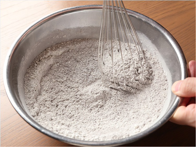 粉類を混ぜ合わせるイメージ