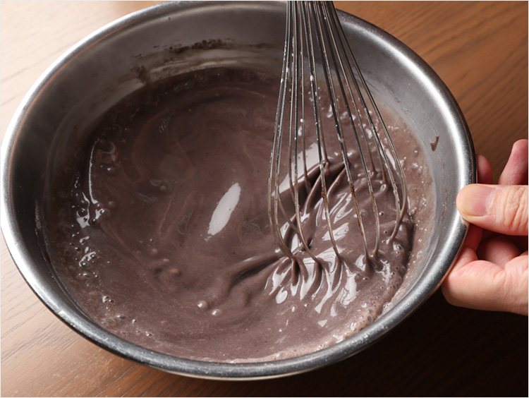 残りの液体を加えて混ぜるイメージ