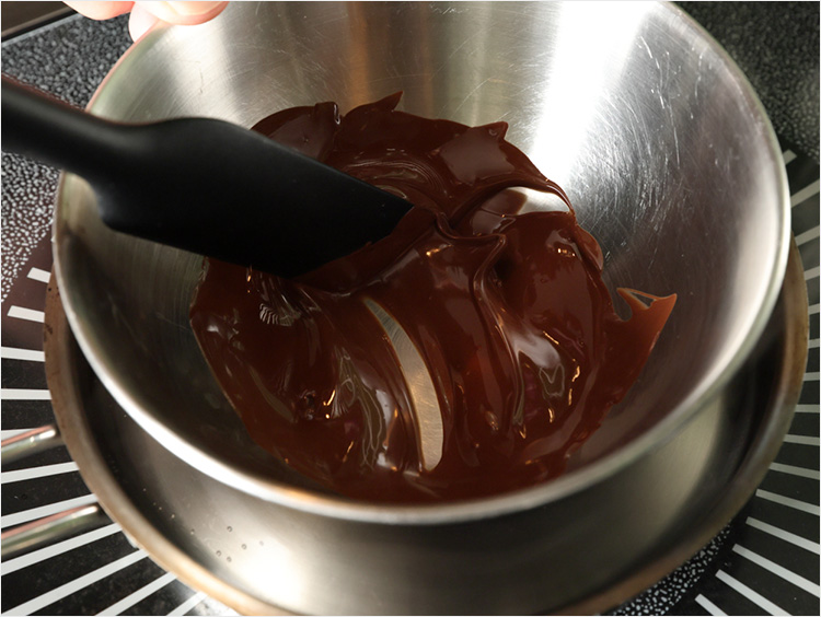 チョコを湯煎で溶かすイメージ