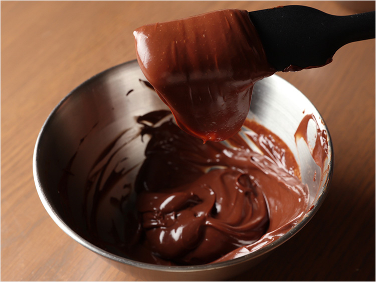 チョコと生クリームを混ぜるイメージ