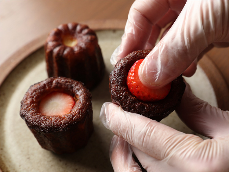 いちごを詰めるイメージ