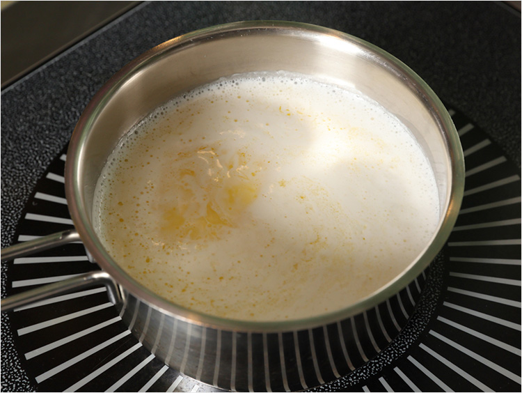 鍋で牛乳を温めるイメージ