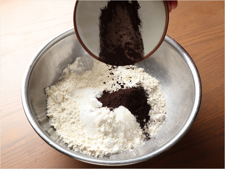 カカオパウダーを加えるイメージ