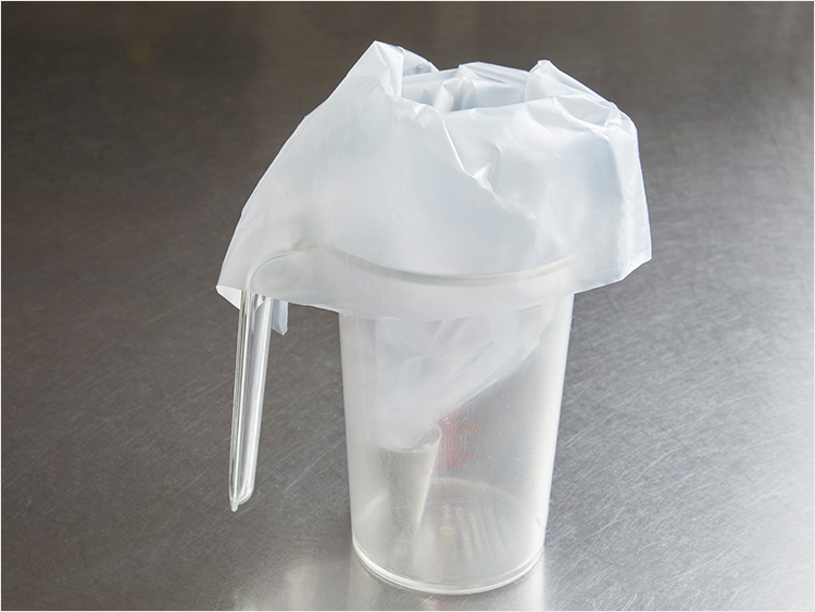絞り袋をカップに入れておくイメージ
