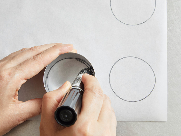 紙に円を描くイメージ