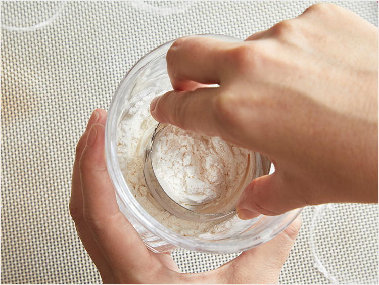 セルクルに粉をつけるイメージ