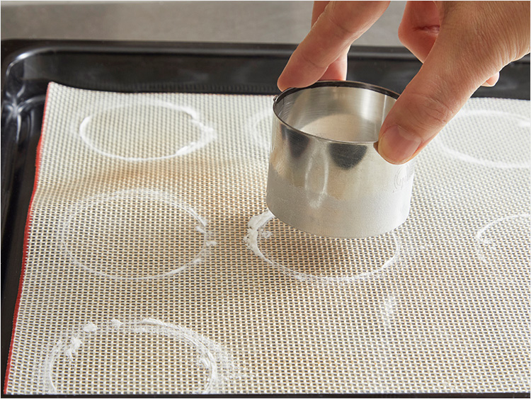 セルクルでシートに跡をつけるイメージ