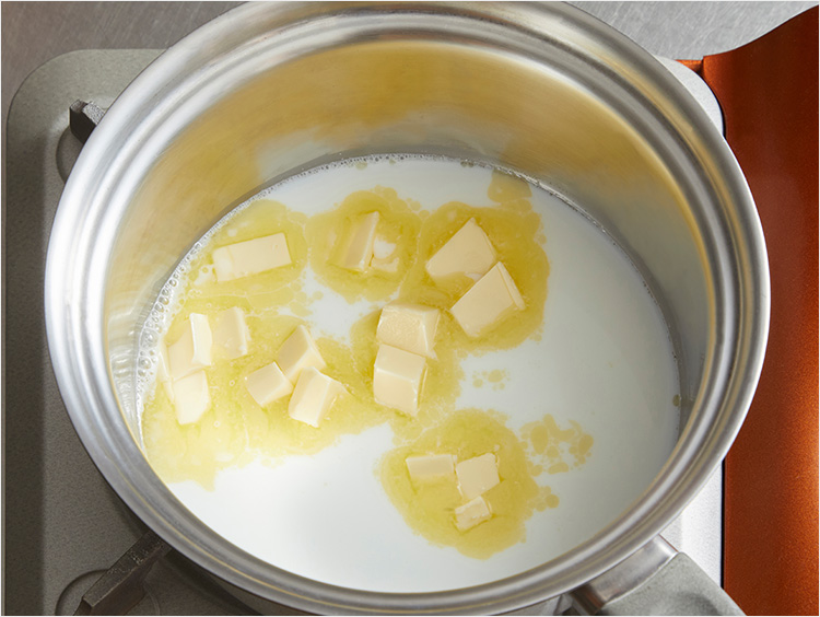 鍋に材料が入ったイメージ