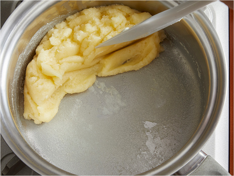 ステンレスの鍋に膜が張るイメージ