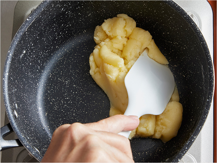 テフロン鍋で生地に火を入れるイメージ