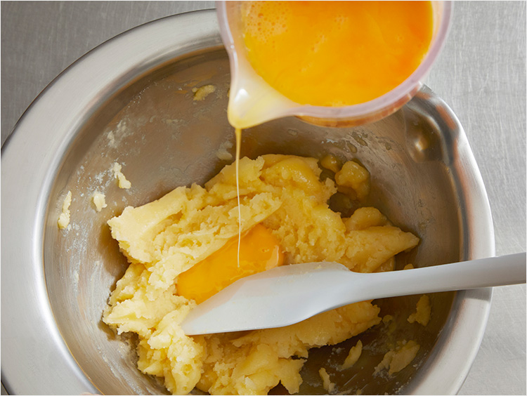 生地に卵液を加えるイメージ