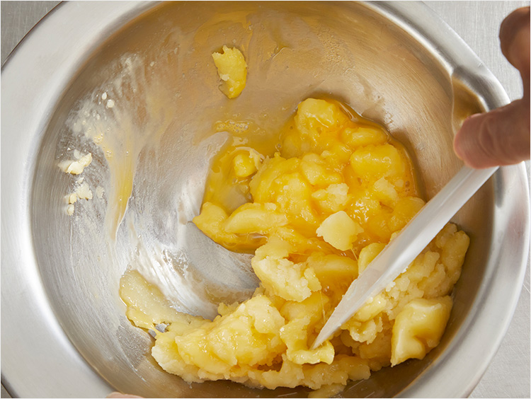 生地に卵液を加えるイメージ