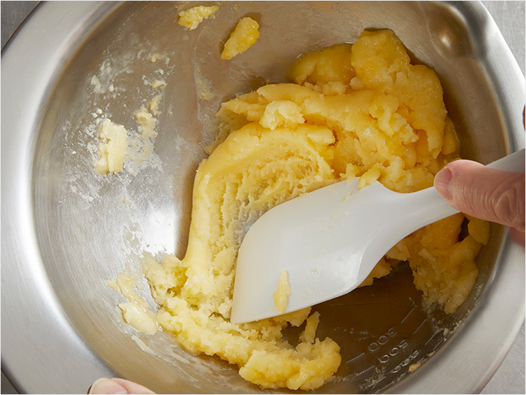 生地をヘラで押さえるイメージ