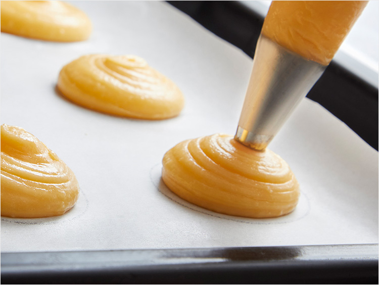 生地を絞り出すイメージ