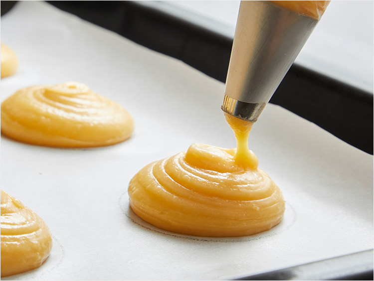 絞り袋に生地を入れるイメージ