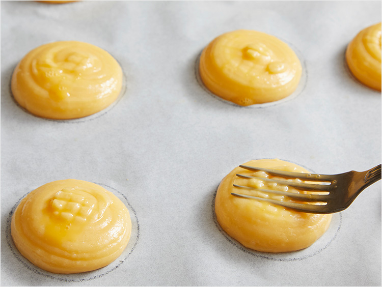 フォークで押さえるイメージ