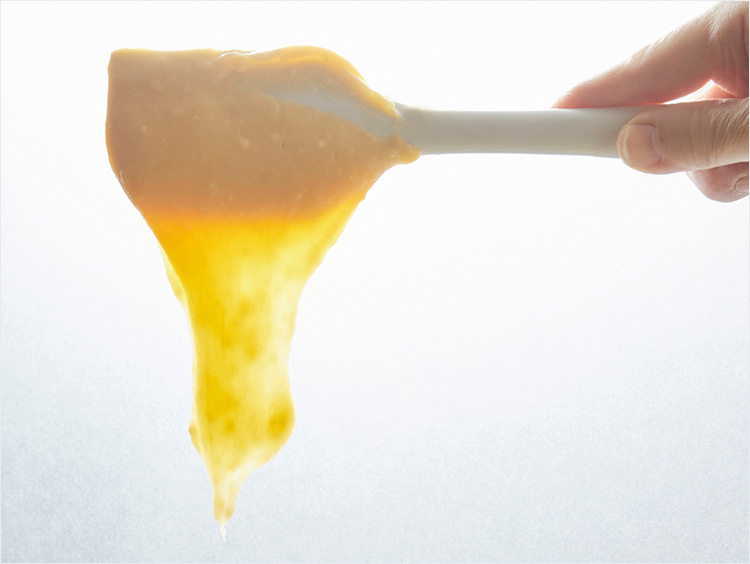 卵が多めの生地を垂らしたイメージ