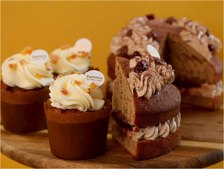 <fammy by Miho Sato(ファミー バイ ミホ サトウ)>キャロットケーキ、苺チョコレートのヴィクトリアケーキ