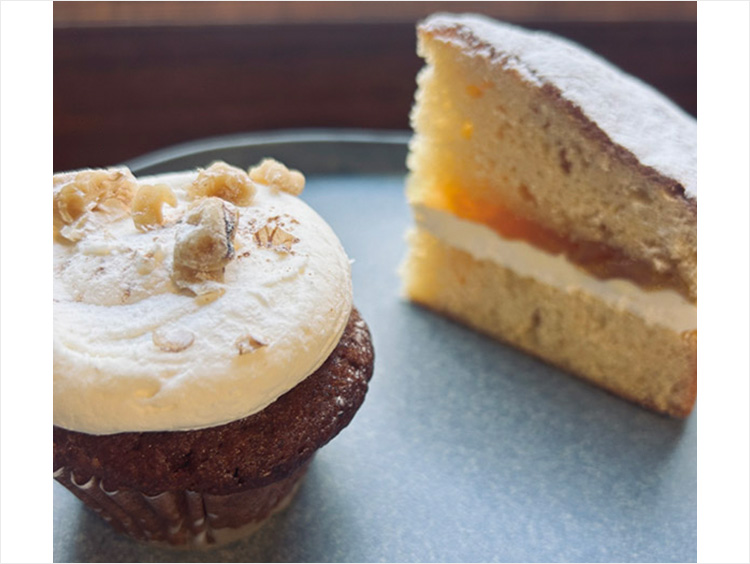 <enfourner (アンフルネ)>キャロットケーキ、ヴィクトリアスポンジ