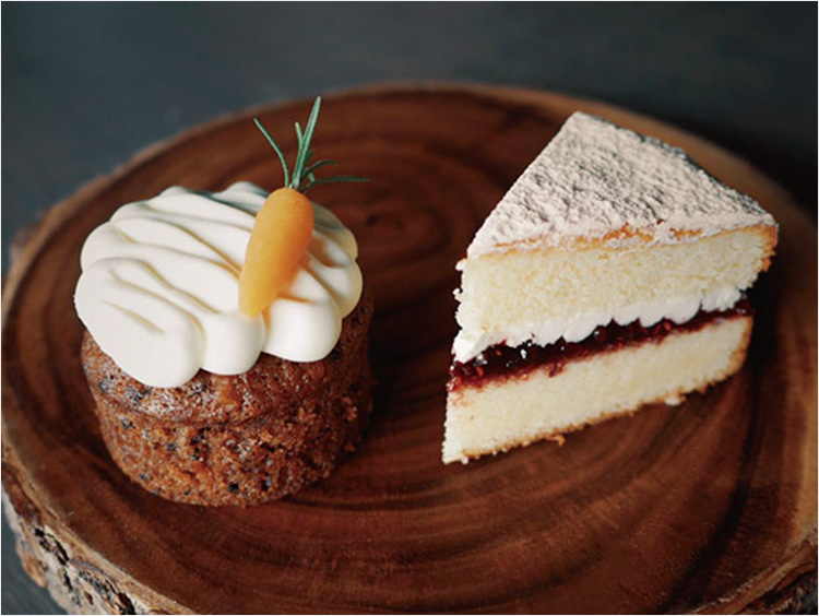 <ishi Kamakura(イシ カマクラ)>キャロットケーキ、ヴィクトリアスポンジケーキ