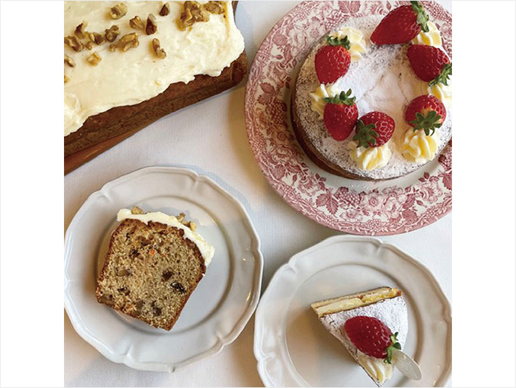 <BAKE SHOP LOTERIE(ベイクショップロトリー)>キャロットケーキ、つくば いちごのヴィクトリアスポンジケーキ