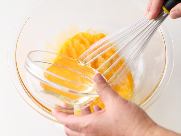 サラダ油を加えるイメージ