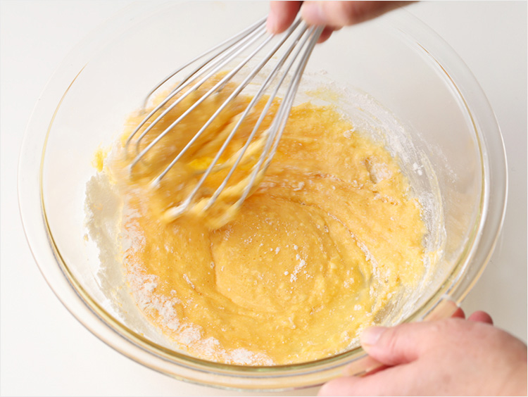 粉を加えて混ぜはじめたイメージ