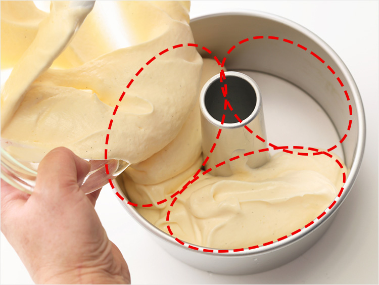 型に生地を流し入れるイメージ