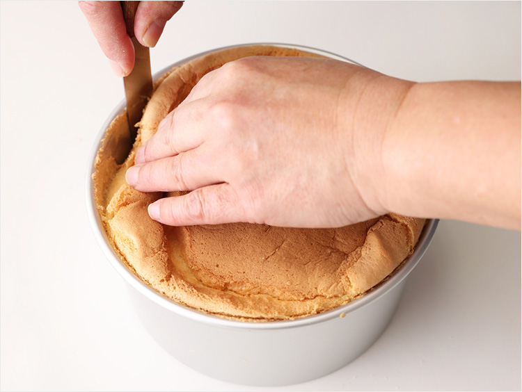 ナイフを刺してケーキを外すイメージ