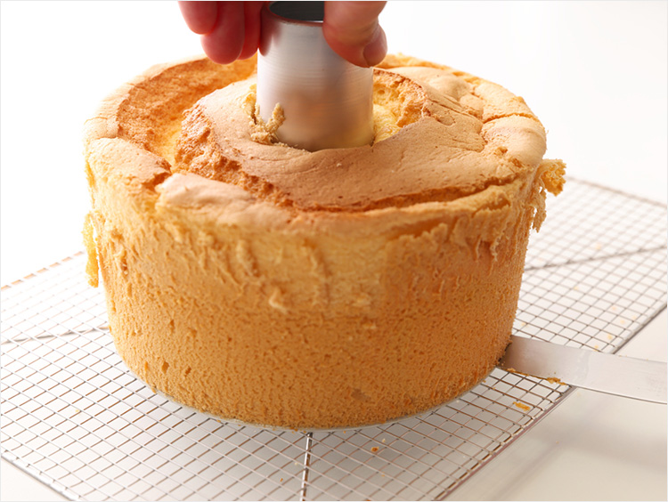 底面にヘラを刺すイメージ