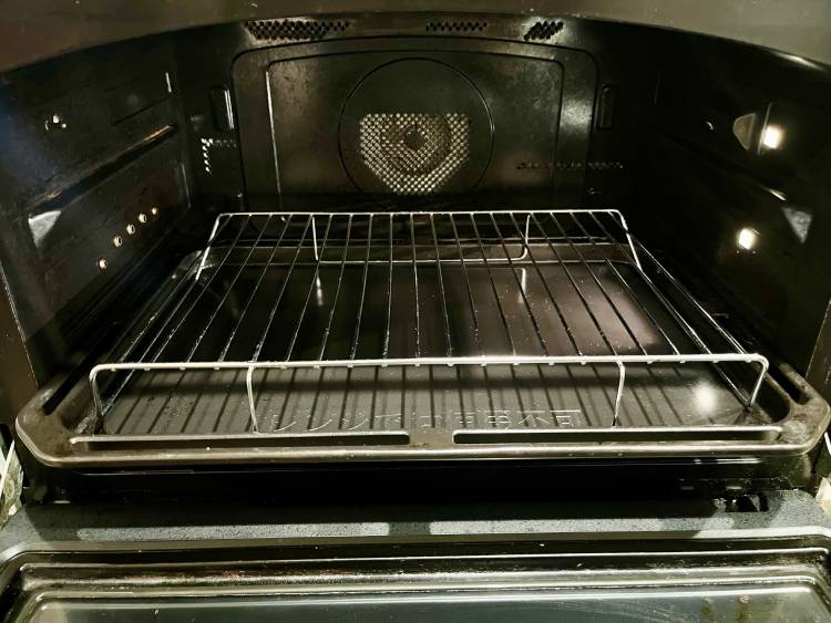 オーブンの天板と金網の様子
