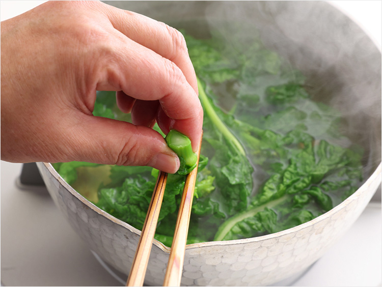 指でかたさをチェックするイメージ