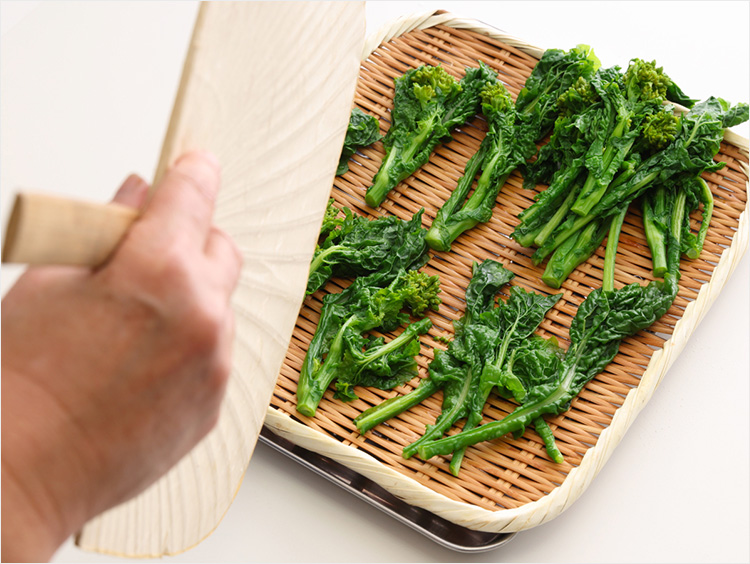 うちわで扇ぐイメージ